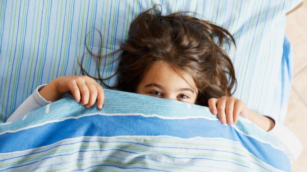 Наличие смартфона или планшета в спальне нарушает детский сон