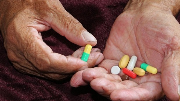 Люди, которые принимают более 5 таблеток в день, имеют повышенный риск падений и смерти