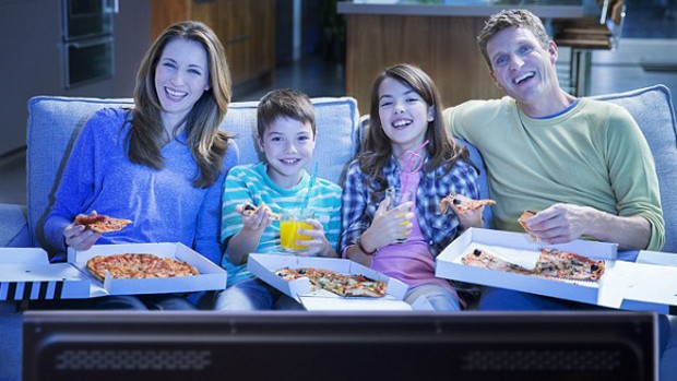 Просмотр телевизора во время трапезы повышает вероятность развития ожирения