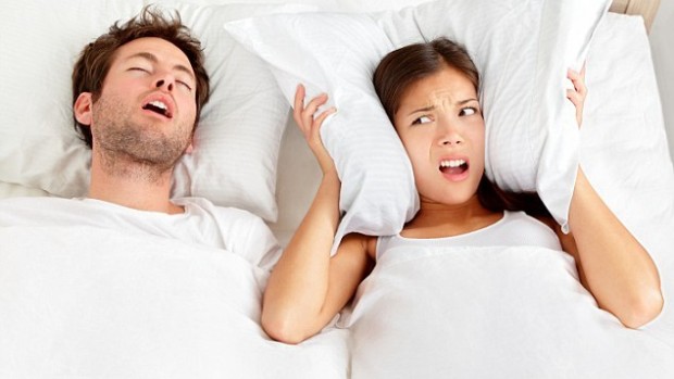 Храп является основной причиной раздельного сна между супругами