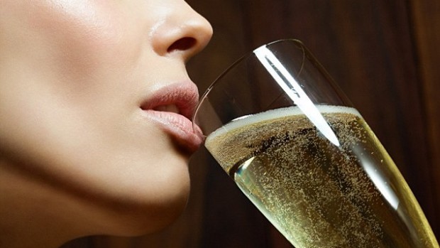Женщины пьют в 3 раза больше спиртного, чем рекомендуется экспертами