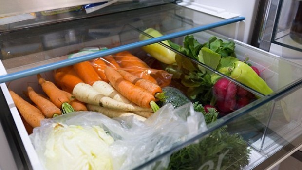 Ящики для овощей в холодильнике – одно из самых грязных мест на кухне
