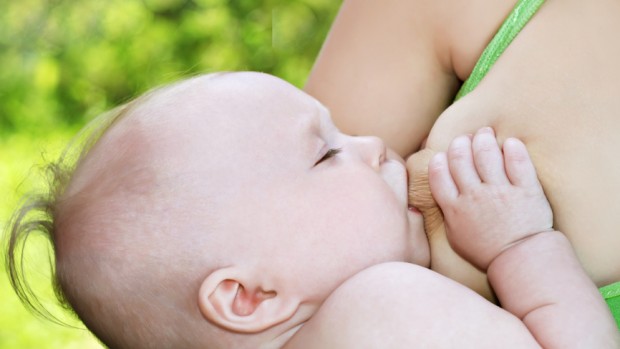Грудное молоко может защитить младенцев от болезней, как и вакцины