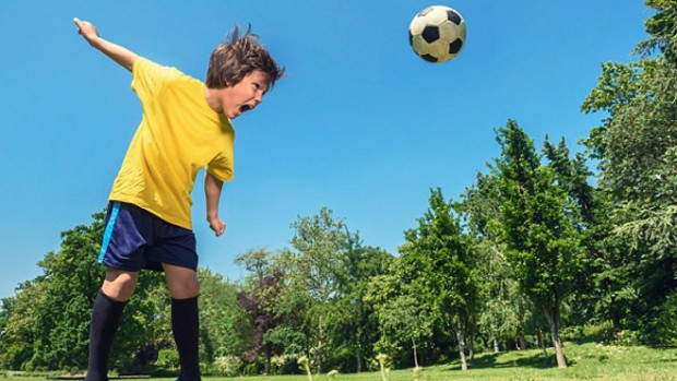 Игра в футбол головой повышает риск развития деменции