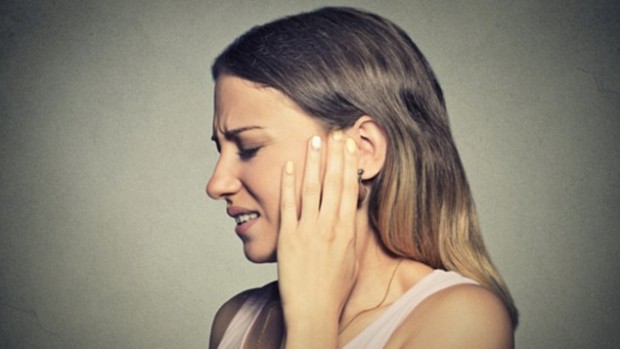 Прием болеутоляющих повышает риск развития частичной глухоты у женщин