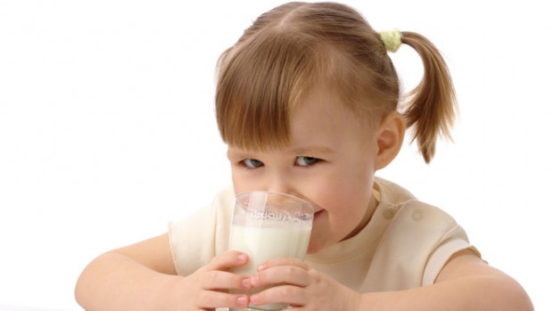 Дети, которые пьют цельное молоко, имеют более низкую массу тела
