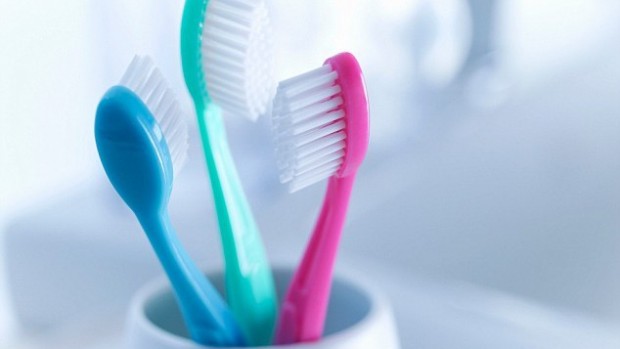 Женщины меняют зубную щетку в 2 раза чаще, чем мужчины