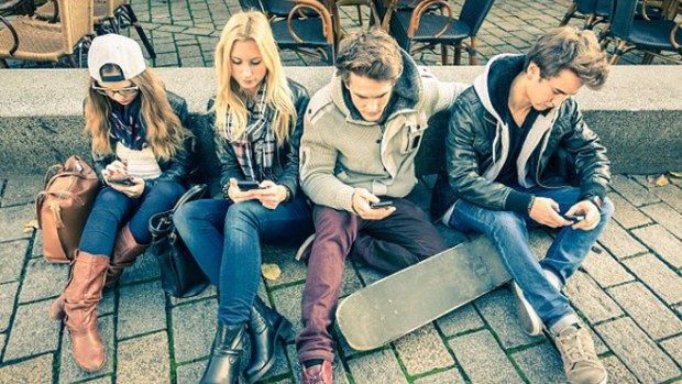 Подростки испытывают стресс, когда не могут использовать свои смартфоны