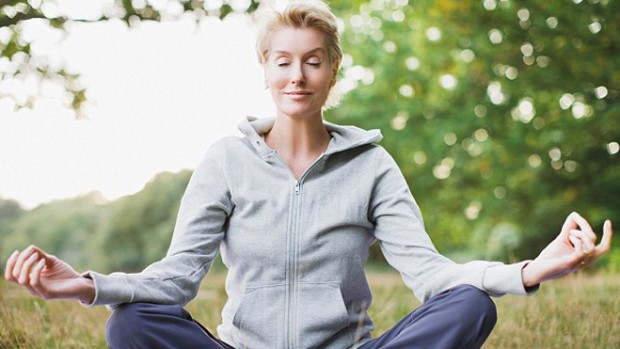 Йога, ходьба и плавание не помогают облегчить симптомы менопаузы