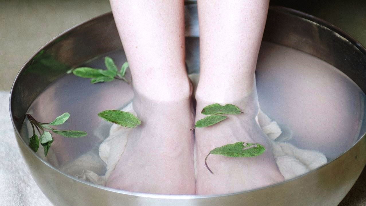 Лечение шишек на ногах народными средствами