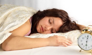 Психологи узнали, почему так трудно заснуть в собственной постели после тяжелого дня
