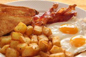 Правильный завтрак позволит быстро устранить симптомы похмелья