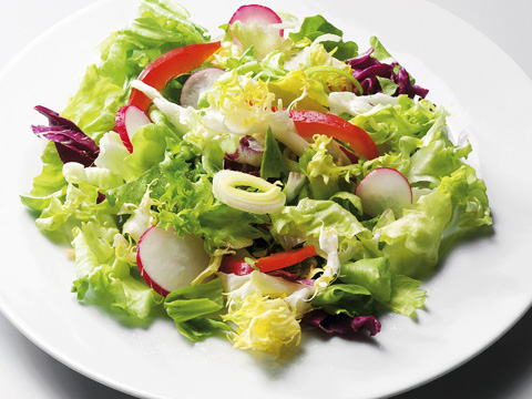 Почему стоит кушать овощные салаты?