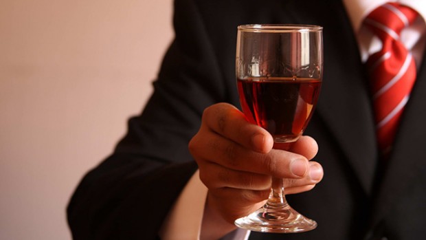 Женщины выпивают такое же количество алкоголя, что и мужчины