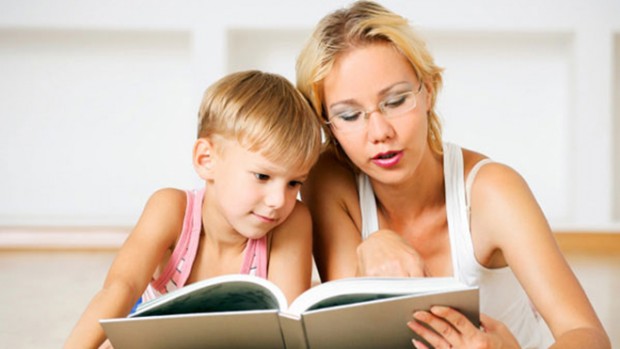 Навыки чтения у ребенка можно улучшить благодаря дополнительному времени, проведенному в школе