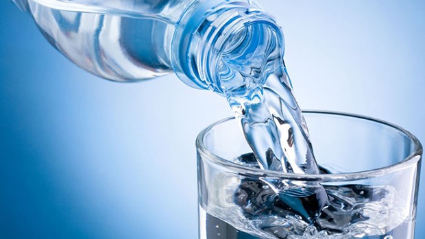 Медики сообщили, нужно ли людям пить 2 литра воды в течение дня