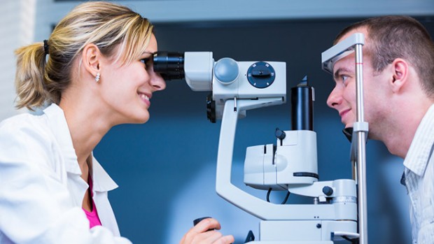 Исследователи научились определять вероятность развития инсульта по глазам человека